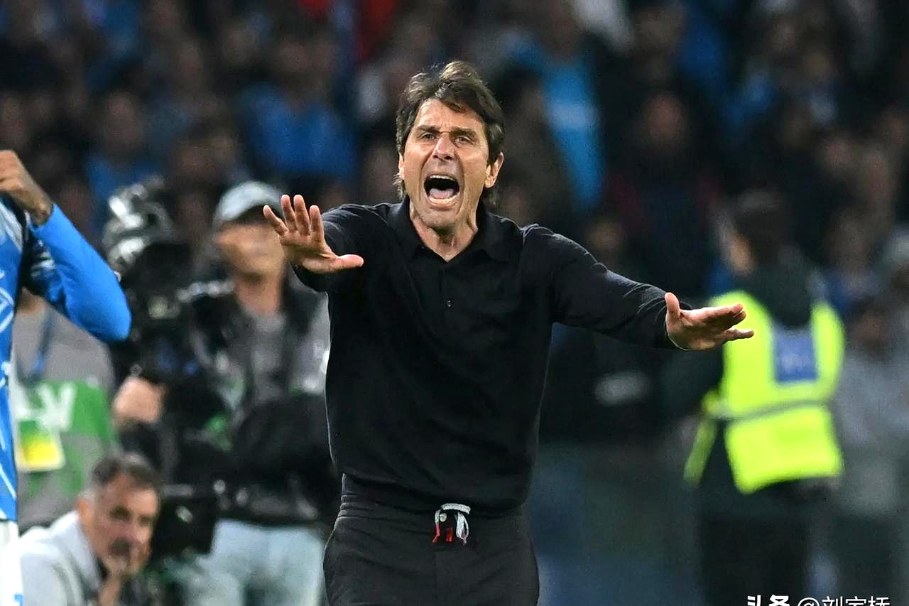 雷速体育-包含那不勒斯训练开放日，冲刺阶段止住颓势引观众欢呼，欧联在即，临场指挥获称赞的词条