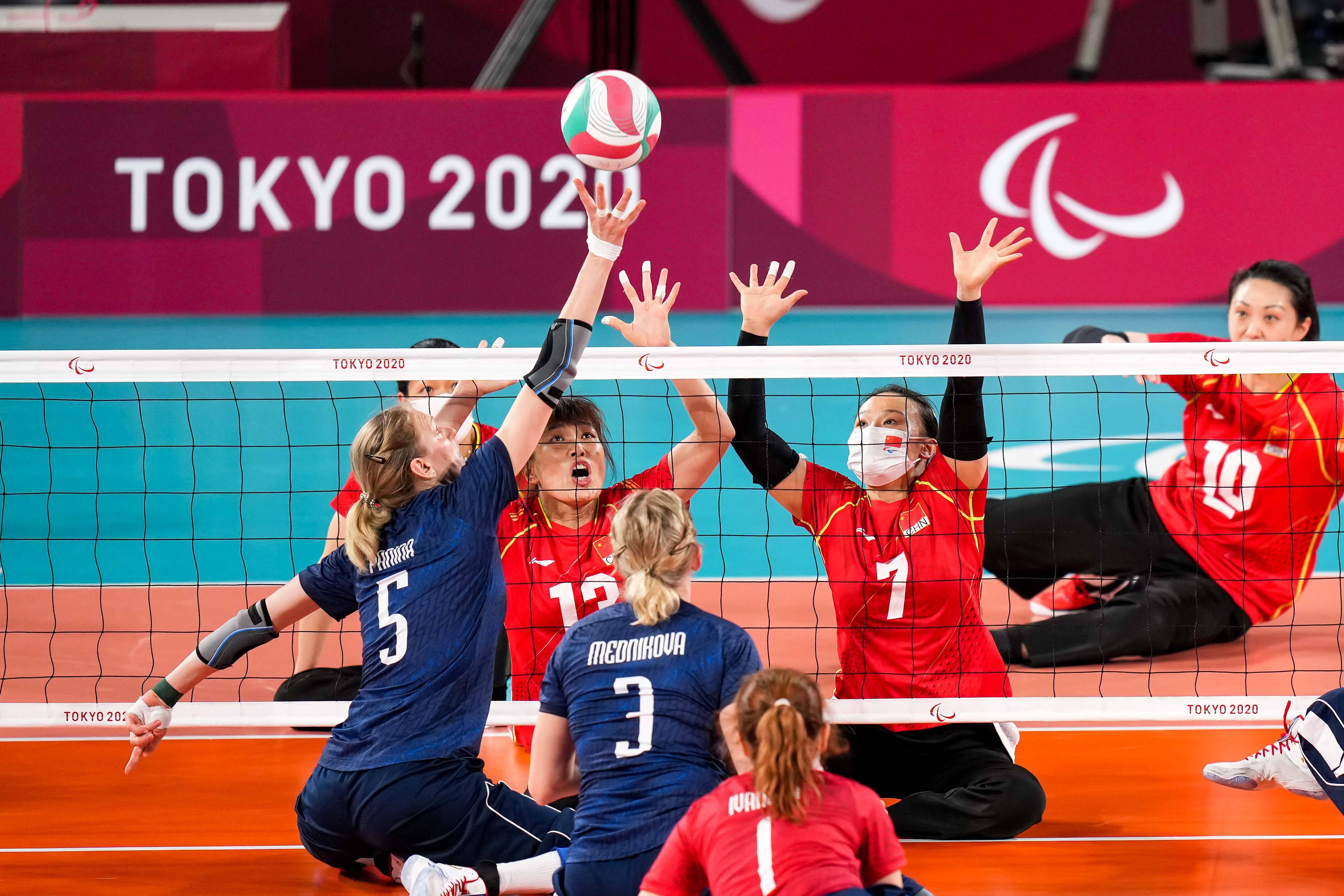 雷速体育-包含排球邀请赛上演强强对话，漠南猎隼队翻盘漠南银狐队，战术调整见效；团队防守值得称道的词条