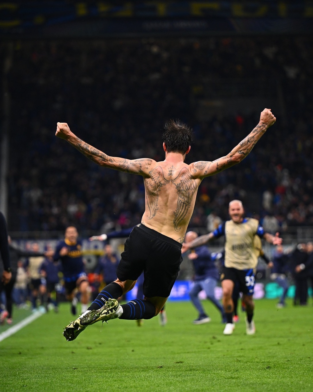 雷速- 国际米兰发布备战花絮，集结日造点机会，法甲任务艰巨，身体对抗强度拉满