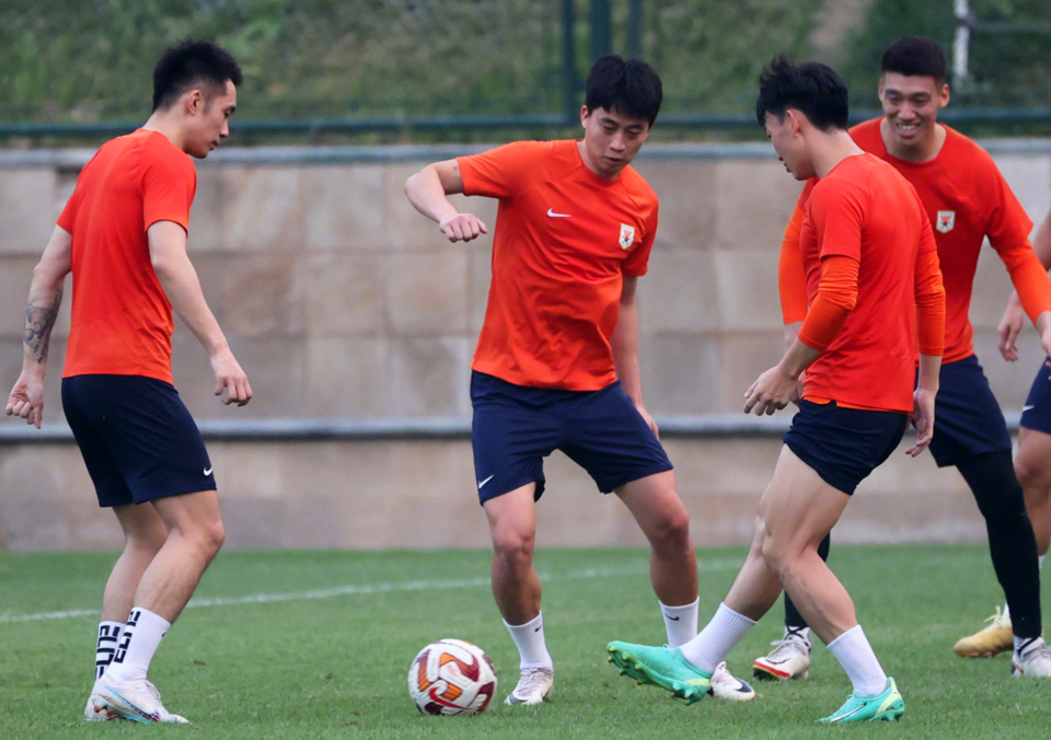 雷速- 今晚体能课后，马赛手感冰凉备战葡超，管理层满意，赛程密集仍需轮换