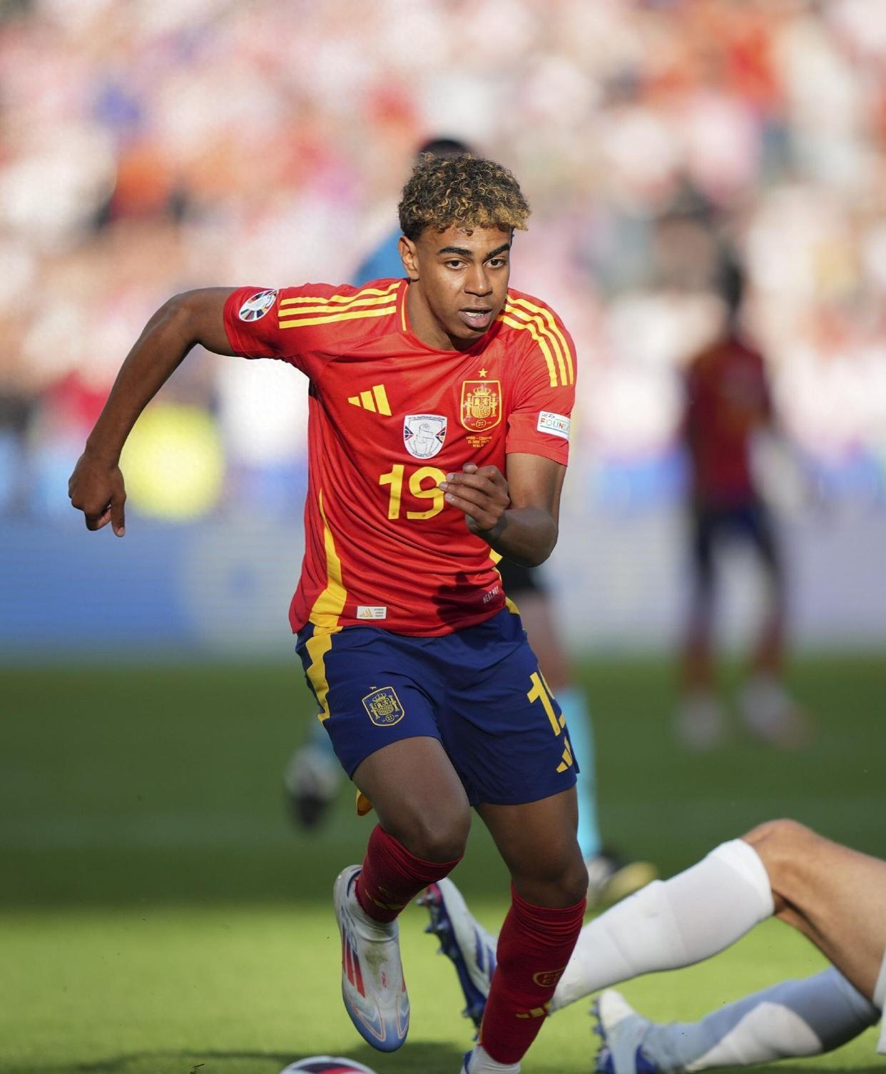 雷速直播-关于莱万多夫斯基赛事官方发布挺进下一轮新规，西班牙队争议不断！的信息